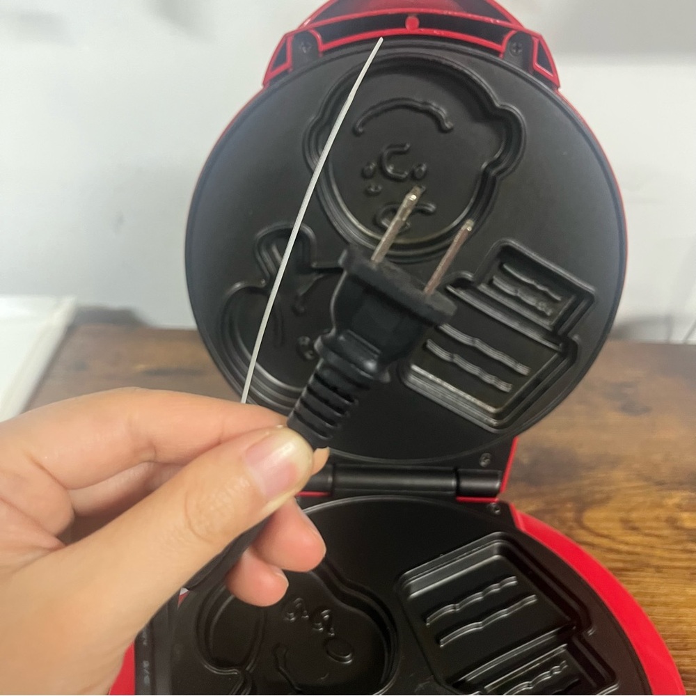 Peanuts Red Waffle Maker - Picture 3 of 4
